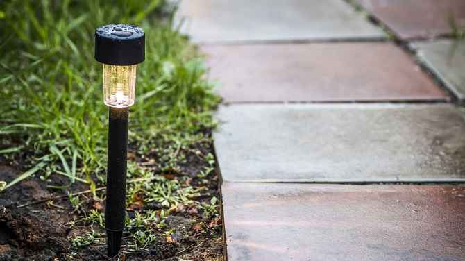 Ασφάλεια και οικονομία με τη χρήση εξωτερικού φωτισμού LED Title